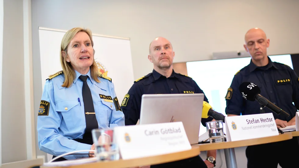 Polisen bör göra ny satsning för att avväpna de kriminella i Uppsala, skriver Andreas Larsson.  Bilden från en presskonferens om operation Rimfrost i Uppsala med Carin Götblad, chef för polisregion Mitt, Stefan Hector, nationell kommenderingschef NOA, och Jale Pojarevius, regional kommenderingschef Region Mitt.