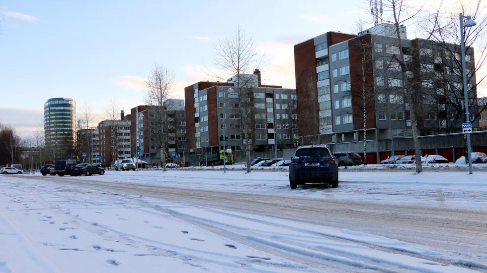 När ungdomar med epa-traktorer samlas i stora skaror på Kyrkparkeringen på kvällar och nätter ställer det till problem för närboende som besväras av avgasknallar och kraftfulla ljudanläggningar med hög musik.