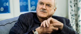 John Cleese uppmärksammar skylt i Haparanda