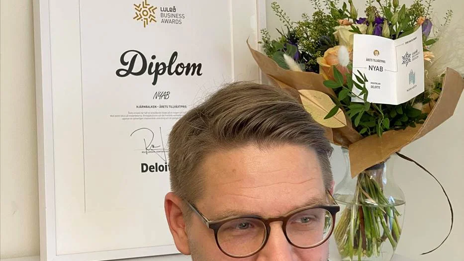 NYAB kammar hem Årets tillväxtpris. "Stora saker är på väg att hända", säger Johan Larsson, vd. Prisceremonin hölls på distans på grund av rådande coronapandemi.
