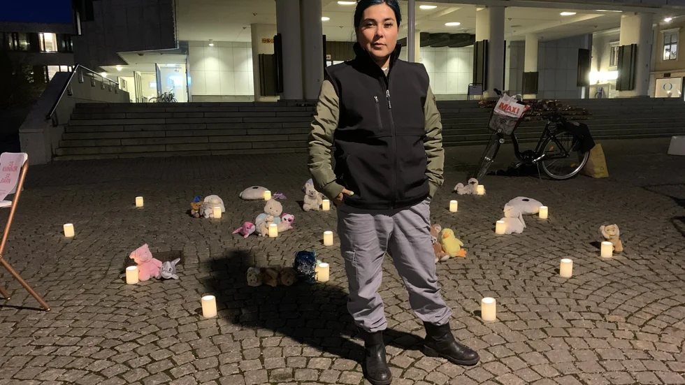 Jämställdhet är nyckeln för att män inte ska utöva våld mot kvinnor, enligt Olga Nilsson. Miras manifestationen hölls vid stadshustrappan under den internationella dagen mot våld mot kvinnor.