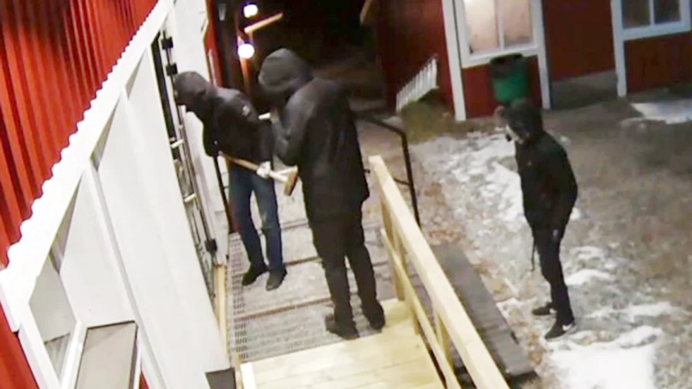 Tre maskerade män försöker slå sig in i företagslokal i Byske natten den 7 december i fjol. Men fönsterrutan gav inte vika och de misstänkta greps knappt ett dygn senare av polisen efter en insats med spikmatta vid E4-rastplatsen vid den norra infarten till Byske.