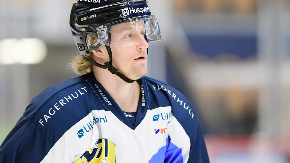 Oskarshamns Oscar Sundh, här i HV-tröja, fick föras till sjukhus efter en otäck smäll. Arkivbild.