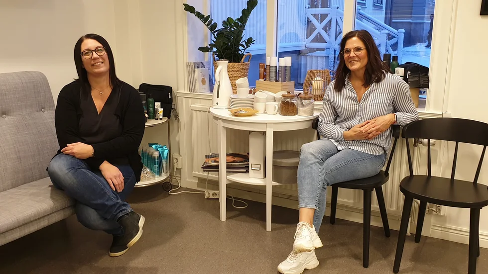 Frisörerna Lisa Öberg och Helen Jonsson förklarar att man kan stötta alla salonger och butiker i Piteå genom att tillsammans hitta lösningar. 