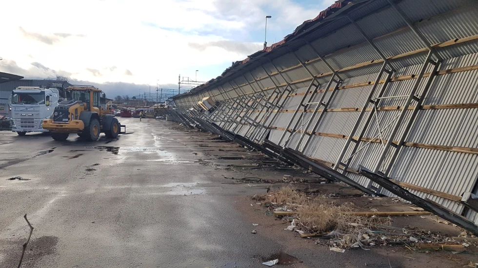 Ett större plåttak välte på torsdagen i det blåsiga vädret och stoppade tågtrafiken förbi Mjölby.