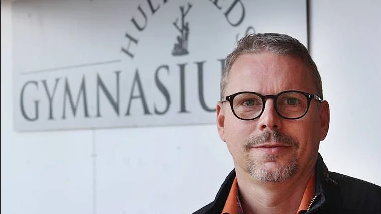 Rektor Andreas Ekberg på Hultsfreds gymnasium berättar att från och med måndag och fram till jul kommer fjärrundervisning att införas. I stället får Albäckskolans elever sprida ut sig i lokalerna.