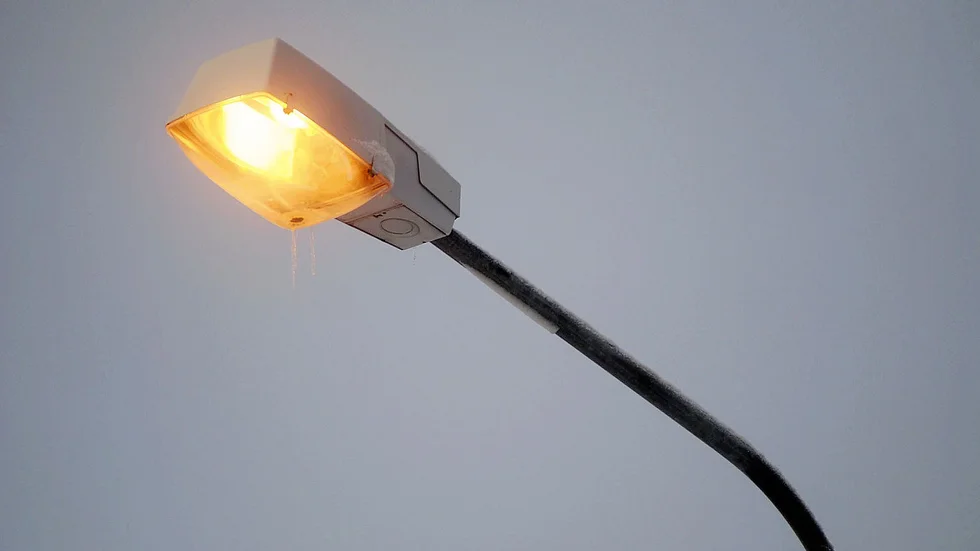 Tända gatlysen ska öka tryggheten.