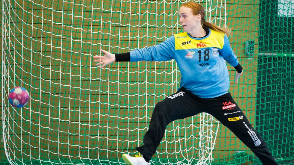 Mie Sörensen gjorde en bra match i premiären. Men Boden Handboll föll tungt mot Skövde. 