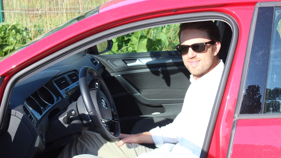 Carl-Johan Monell, körskollärare, berättar att alla elever spritar av ratten och växelspaken innan de lämnar bilen. 