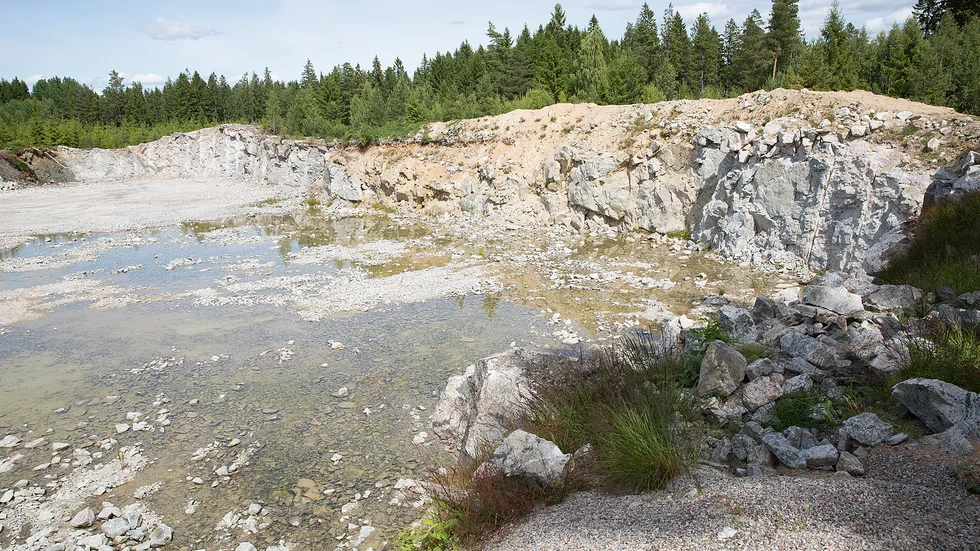 Frågan om det kommer att bli fortsatt brytning av berg och grus i Fagermon har diskuterats sedan 2017 då tillståndet för nuvarande verksamhet gick ut.