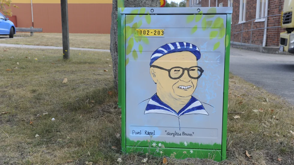 Annelie Blomberg är konstnären. Kabelskåpet står utanför Loftahammars skola.