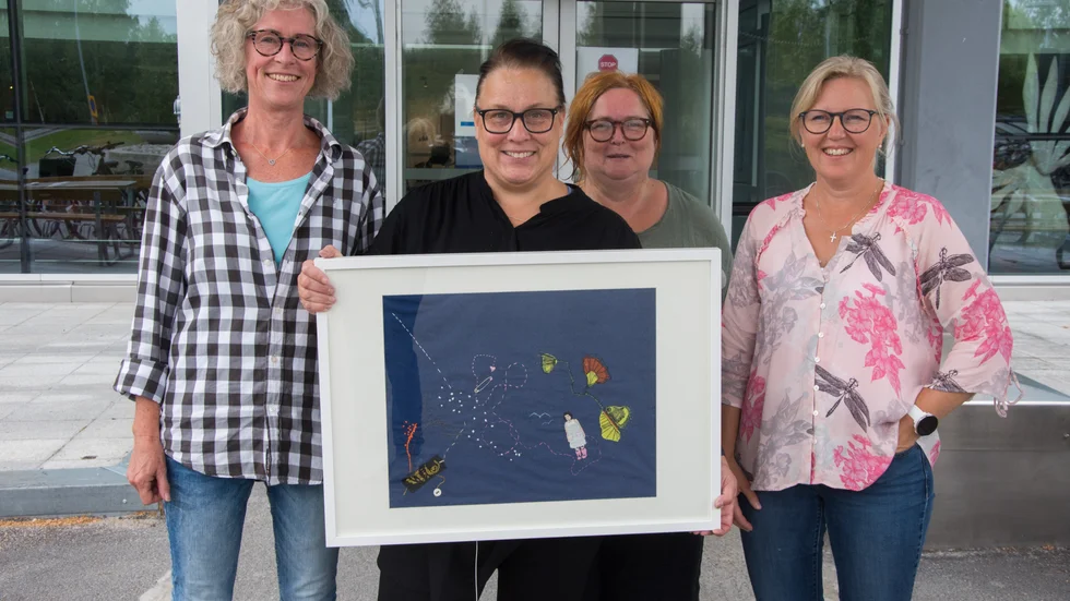 Marie Glaas Åman, Viveka Kroon, Catarina Engström och Kristina Berglund är fyra av kvinnorna som deltar i utställningen Trådigt. Tavlan på bild är ett kedjestygnsbroderi som de gemensamt har skapat.
