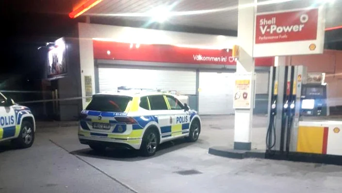 Gärningsmannen kom in på Shell vid midnatt och hotade med någon form av tillhygge.