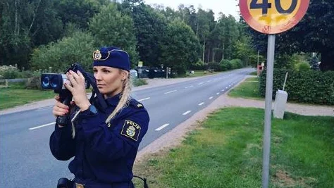 Carolina Wall kontrollerar trafikanternas hastighet längs en 40-sträcka i Bie. Två förare körde för fort här under den tid som polisens kontroll pågick under trafikveckan.