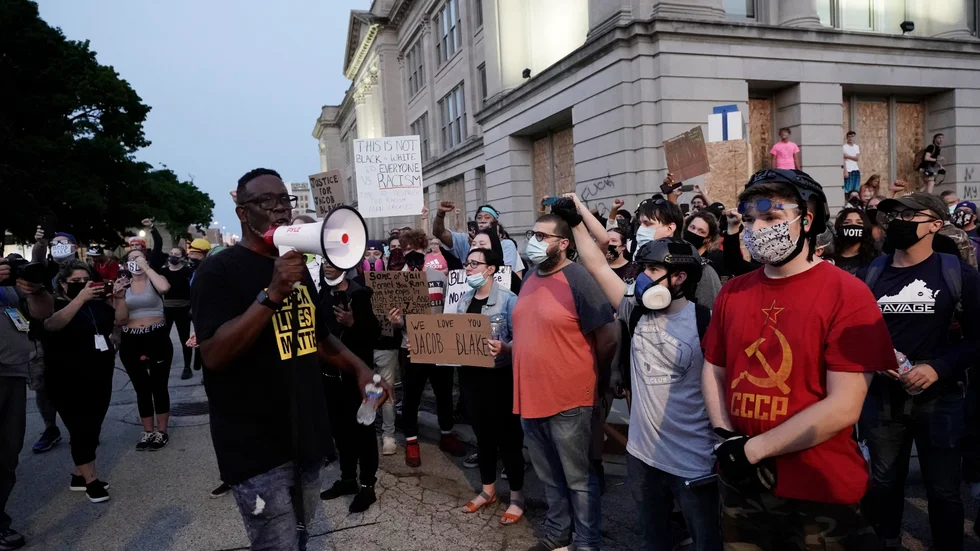 Människor protesterar mot skjutningen av Jacob Blake i Kenosha.