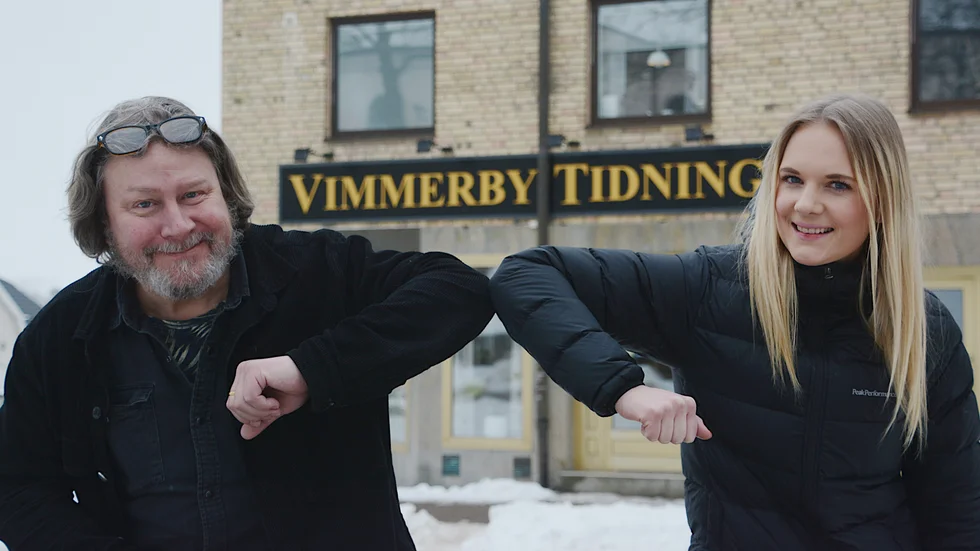 Vår nya krönikör Amanda Karlsson från Mordpodden välkomnas med en coronahälsning av chefredaktören Daniel Söderqvist.