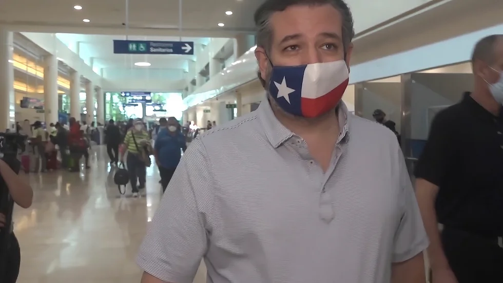 Den republikanske Texassenatorn Ted Cruz, fotograferad på flygplatsen i Cancún i Mexiko.