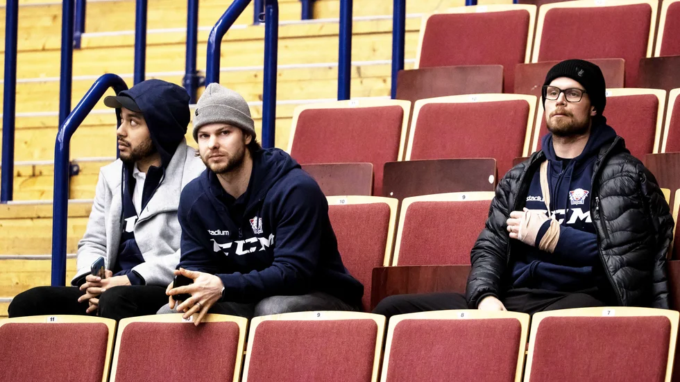  Joch Ho Sang, Andrew Gordon och Alexander Johansson på läktaren under ishockeymatchen i SHL mellan Leksand och Linköping. 