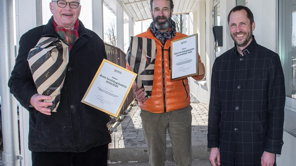 Årets landsbygdsaktörer Åke Clason och Fredrik Birkemyr fick diplom och blommor från Erik Pelling (S), kommunstyrelsens ordförande.