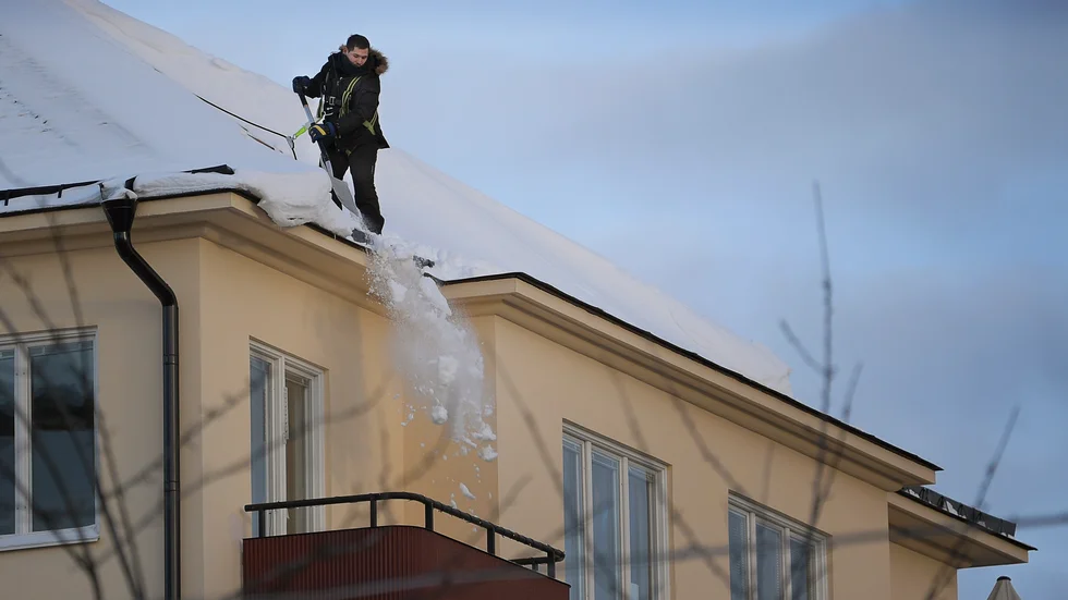 "Takskottningen utförs för att skydda förbipasserande från ras, men det är en komplicerad arbetsuppgift som kan vara direkt livsfarlig om säkerhetsrutiner och varningssystem brister", skriver representanter för Byggnads. (Arkivbild)