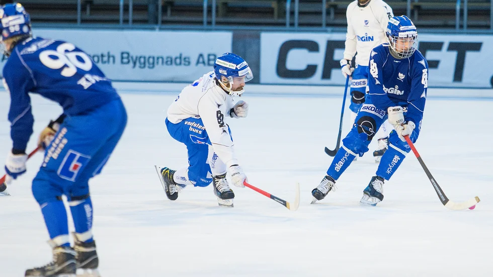 Albin Rohlén försöker ta sig förbi Kaserpi Hirvonen på IFK Motalas sista träning inför åttondelsfinalen mot Vetlanda. Vårvärmen såg till att uppladdningen inte blev den bästa. 