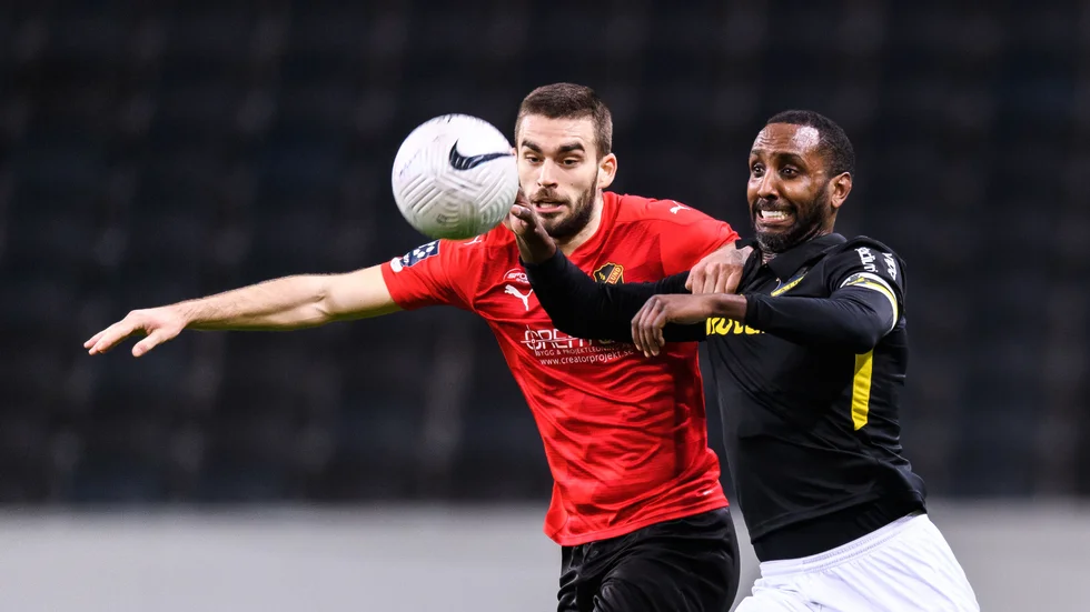 Tarik Hamza i duell med AIK:s Henok Goitom under en träningsmatch tidigare under vintern. Hamza tränade och spelade matcher med Vasalund under en period.