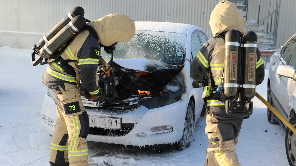 Brand på stormarknadsparkeringen.