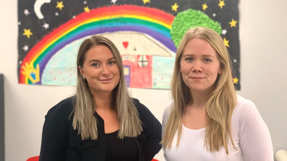 Rebecca Morén och Mikaela Öhman saknar att ses, men tycker ändå att det fungerar bra att studera hemifrån. 