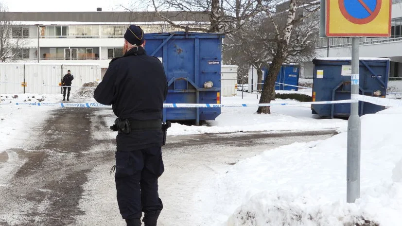 Polisen spärrade av ett område i Vilbergen på måndagsförmiddagen.