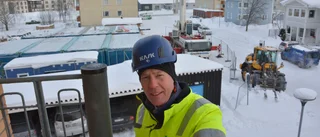 Här lyfts det nya hyreshuset på plats i Boden