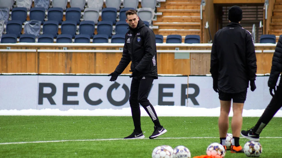 Daniel Bäckström instruerar spelarna.