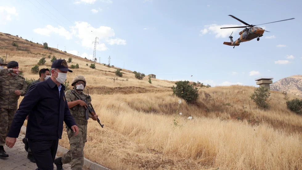Turkiet anklagar PKK för att ha avrättat turkiska fångar, i samband med en turkisk offensiv på andra sidan gränsen i Irak. Här besöker den turkiske försvarsministern Hulusi Akar soldater vid gränsen i juni förra året. Arkivbild.