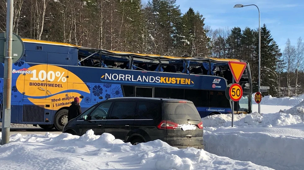 Enligt initiala uppgifter ska bussen ha kört in i en viadukt och fastnat.