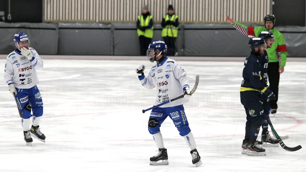 Yes, där satt den! Philip Florén knyter näven efter att ha gjort 1-0 på straff för IFK Motala, efter att själv ha blivit nedriven. Viktor Hulthammar skyndar till för att gratulera. IFK kunde till slut ta en viktig seger i matchen mot jumbon.