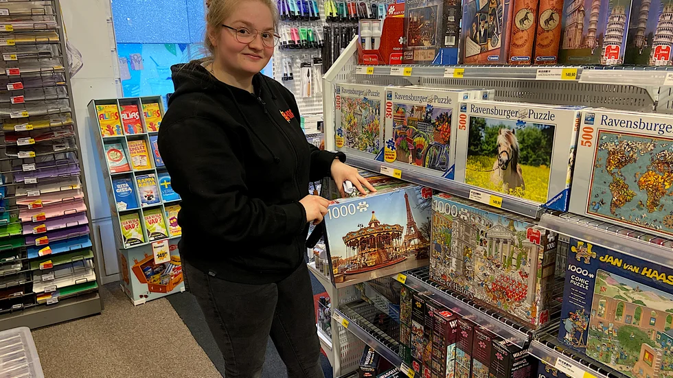 Rebecca Kolmodin får sälja många pussel på Lekia.