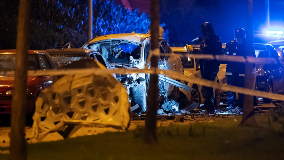 Polisens bombtekniker och kriminaltekniker undersöker en bil som har sprängts i Helsingborg våren 2020. Arkivbild.