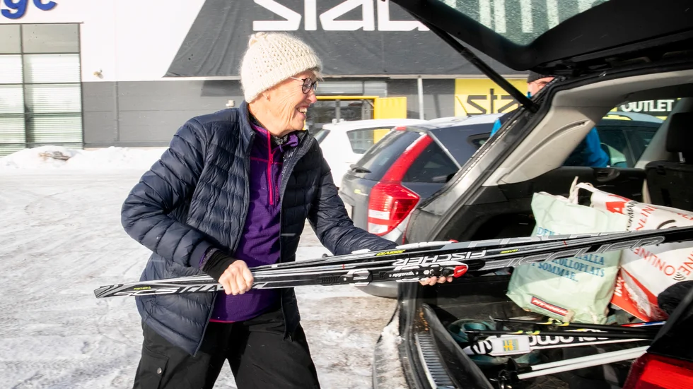 Monica Wejås Eriksson lastar in de nyköpta skidorna i bilen.