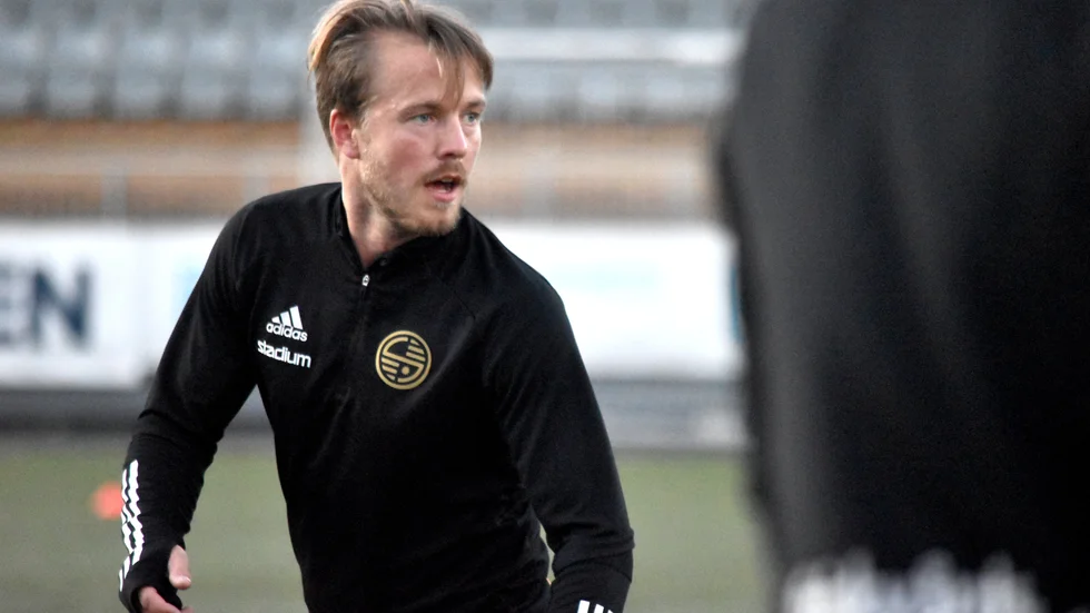 Linus Almqvist är klar för sin elfte säsong i Skellefteå FF. "Tiden går för fort", säger mittfältaren själv och skrattar.