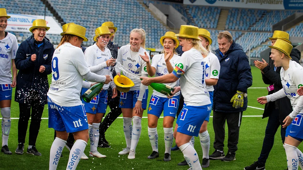 Efter seriesegern blev det ett lättare firande. Nu får IFK äntligen fira fullt ut. 