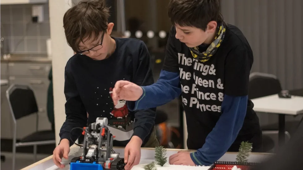 Elever från Bergsbyskolan på Exploratoriet.