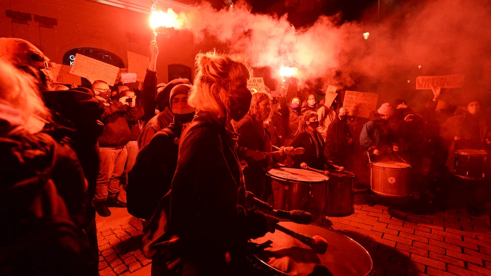 Demonstranter framför presidentpalatset i Warszawa.
