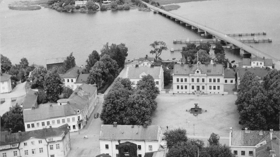 En 1940-talsbild över torget, bron och Vargholmen.