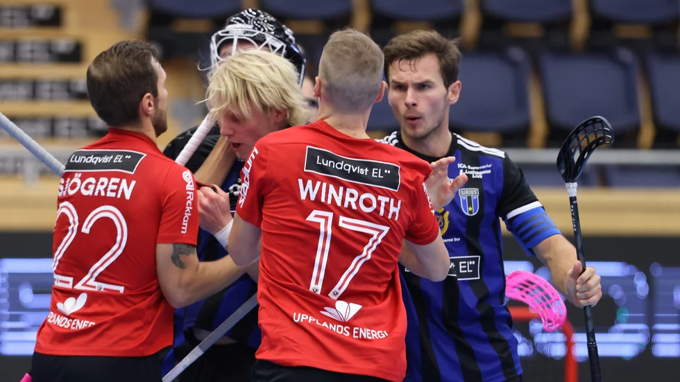 Carl Kostov-Bredberg, t h, får åter vila på grund av den hjärnskakning han ådrog sig i en träningsmatch.
