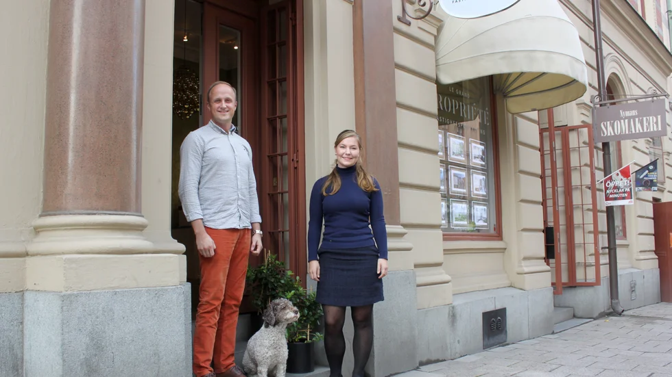 Gabriel Augustsson, Lovisa Björkman och hunden Berta huserar i dag på Linnégatan i Stockholm men tanken på ett kontor även i Flen lockar.