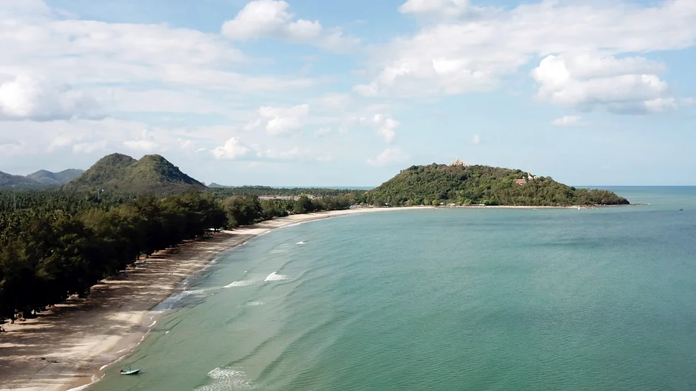Många längtar till de thailändska stränderna. Arkivbild från Ban Krut i provinsen Prachuap Khiri Khan.