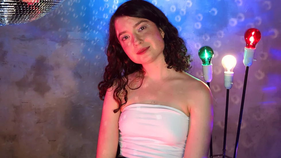 Singer/songwritern Angelina Pavanelli från Eskilstuna blandar språk i sina texter. På EP:n "Nästan typ exakt" finns texter på engelska, svenska och italienska.