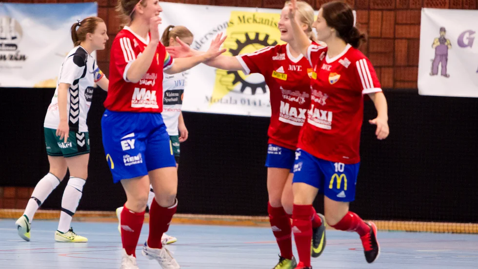 Venera Rexhi, till höger, är en av spelarna som Boren mönstrar till division 1-serien som startar med bortamatch mot Mantorp 1 november. Ambitionen är att vinna serien.