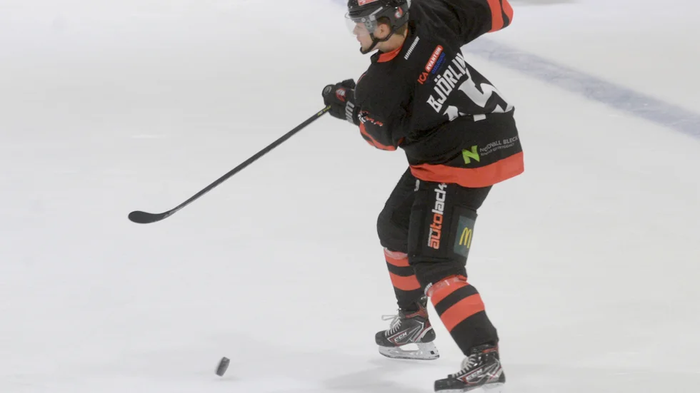 Charlie Björlin trivs med mera istid, börjar bli bekväm med pucken och kommer mer och mer med offensiva initiativ. På onsdagskvällen väntar serieledaren Enköping hemma. SN-sporten kommer att liverapportera från mötet!
