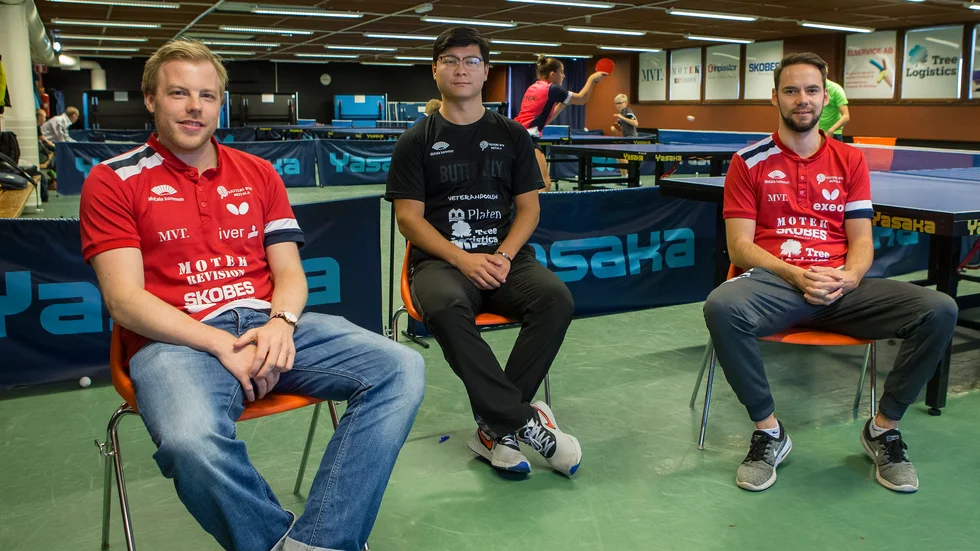 Linus Karlsson, Lee Andersson och Emil Karlsson poserar på avstånd inför hemmapremiären i superettan. Trots att det bara tillåts 50 personer i publiken menar de att de kan vara en avgörande faktor.