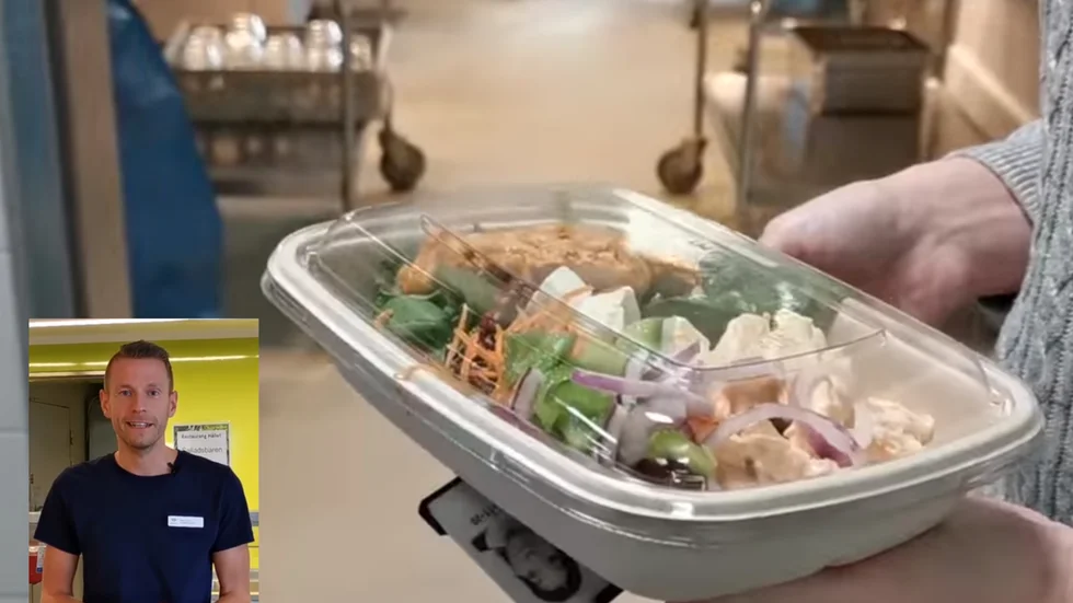 Maten som blir över från sjukhusens restauranger säljs nu som matlådor. Niklas Tranemyr, enhetschef på Måltider i Region Sörmland, räknar med att minska matsvinnet med 7,7 ton per år.